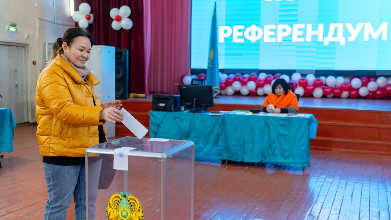 Алматинцы активнее голосуют за Конституцию, чем за АЭС