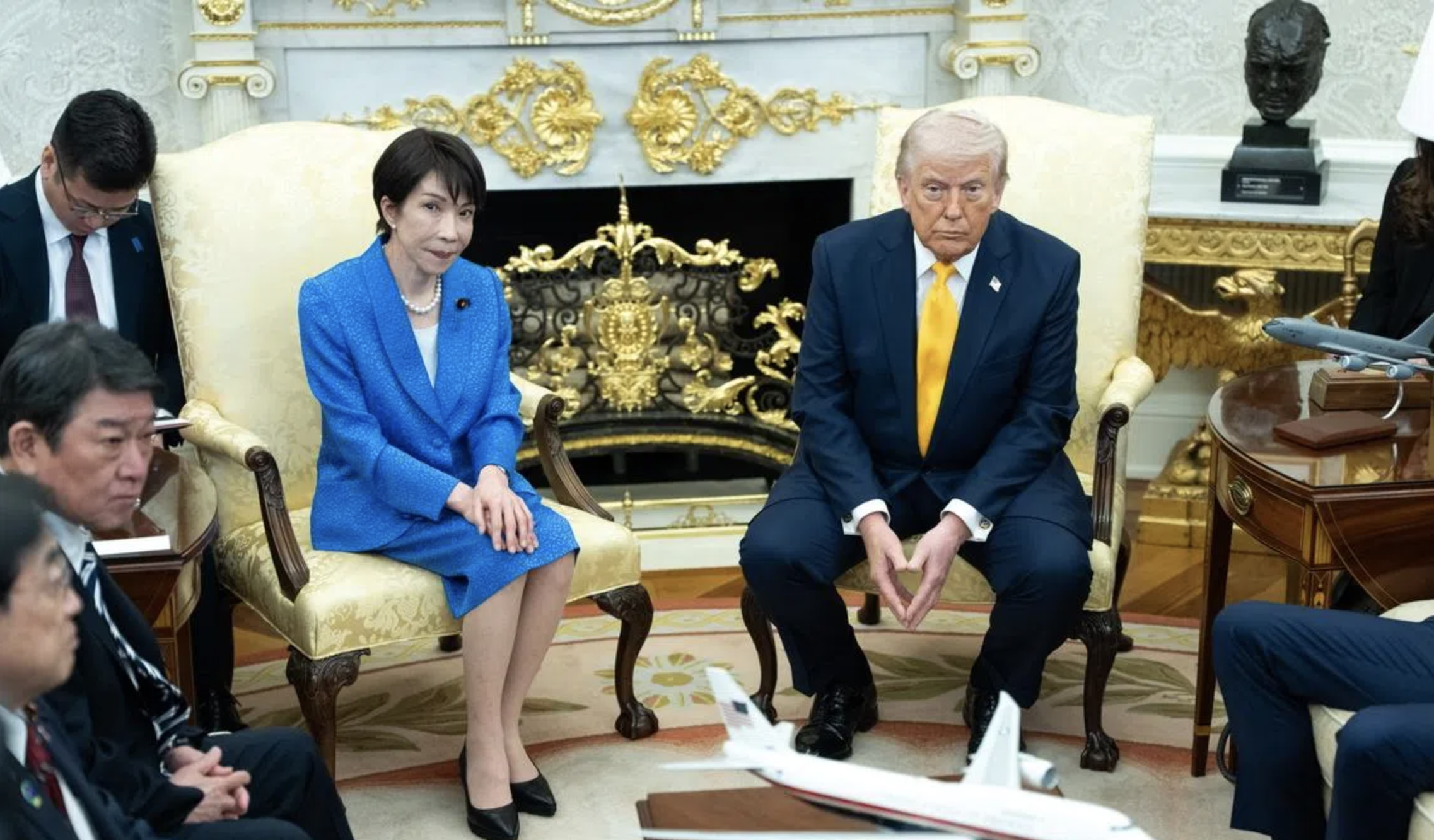 Трамп пен Такаичидің өте өзекті тақырыптар туралы сөйлескені белгілі болды