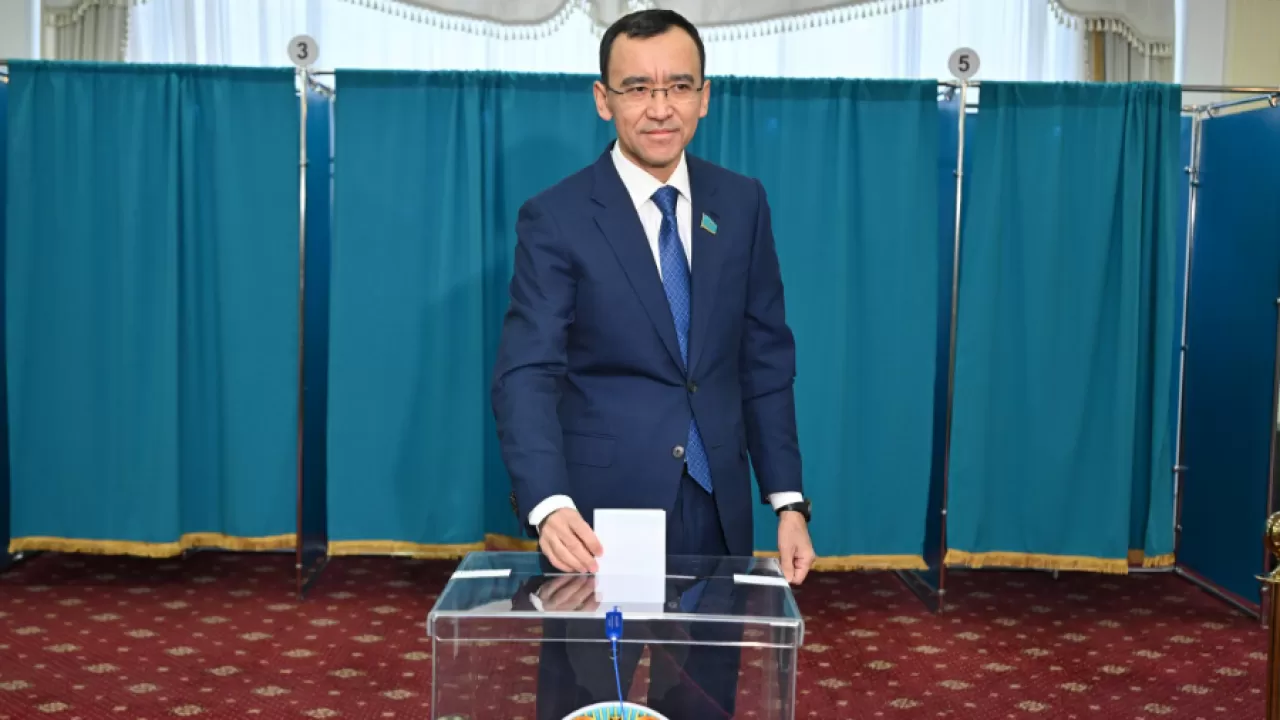 Глава сената проголосовал в Национальной библиотеке 