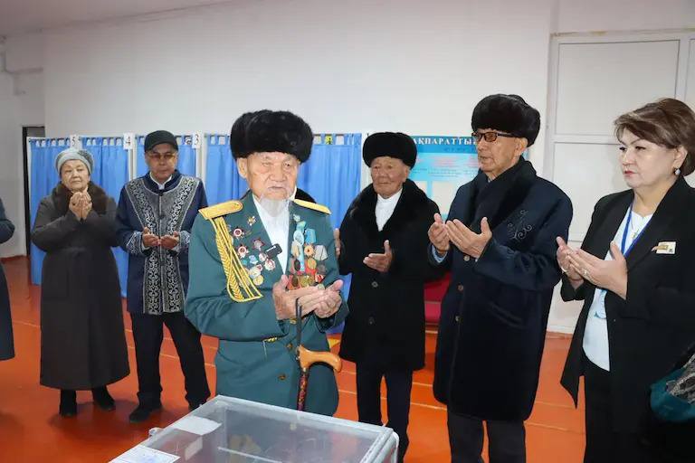 105 жастағы ардагер референдумда алғашқылардың бірі болып дауыс берді