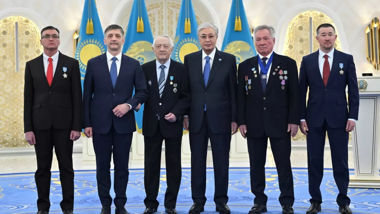 Токаев вручил звание "Қазақстанның Еңбек Ері" Ерванду Ильинскому  