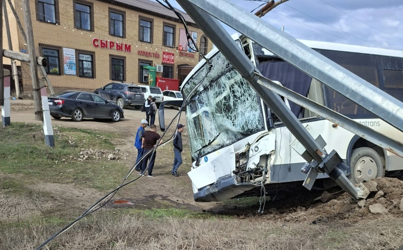 Батыс Қазақстанда мектеп автобусы жол апатына түсті