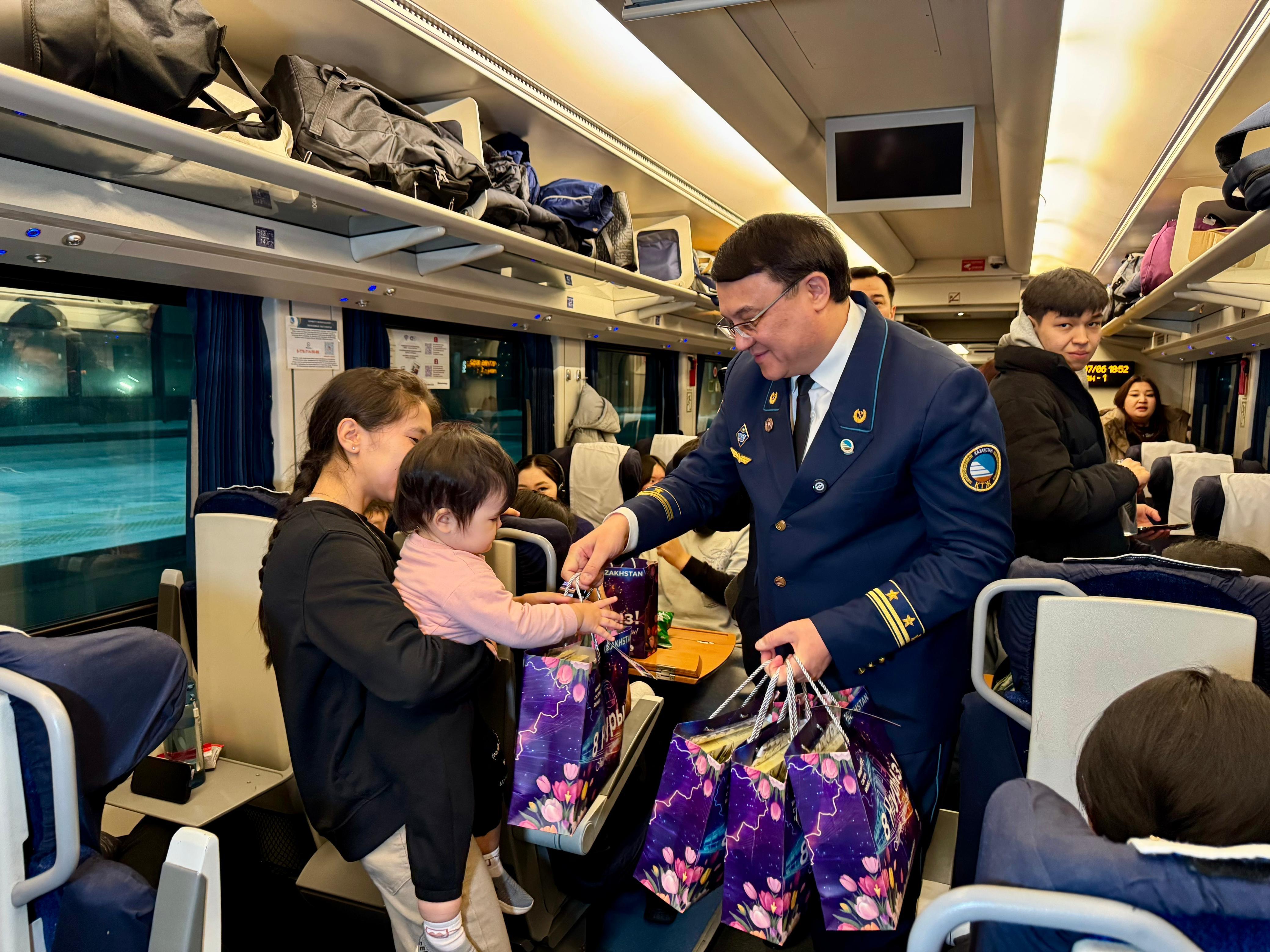 Елдегі пойыздарда мыңнан астам әйел жолаушыға сыйлықтар табысталды