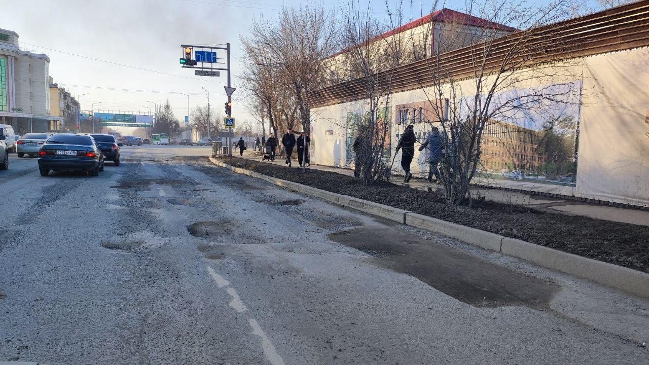 «Асфальт растаял»: в Семее просят отключить «Сергеки» из-за ям