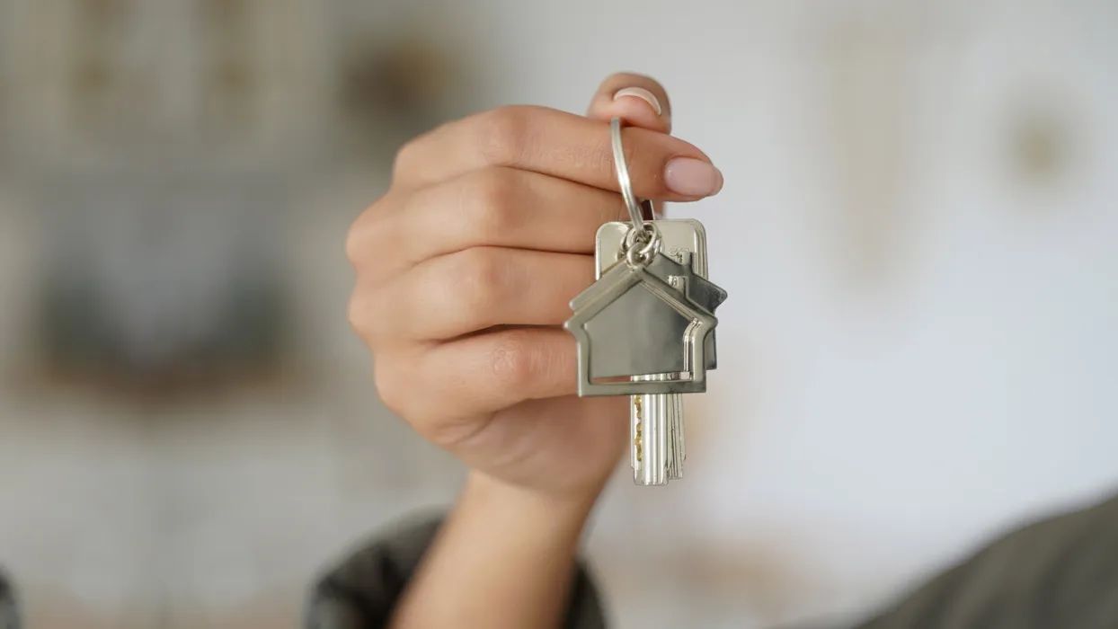 Жаңа Конституция тұрғын үй иелерінің құқықтарын жосықсыз жалға алушылардан қорғайды 