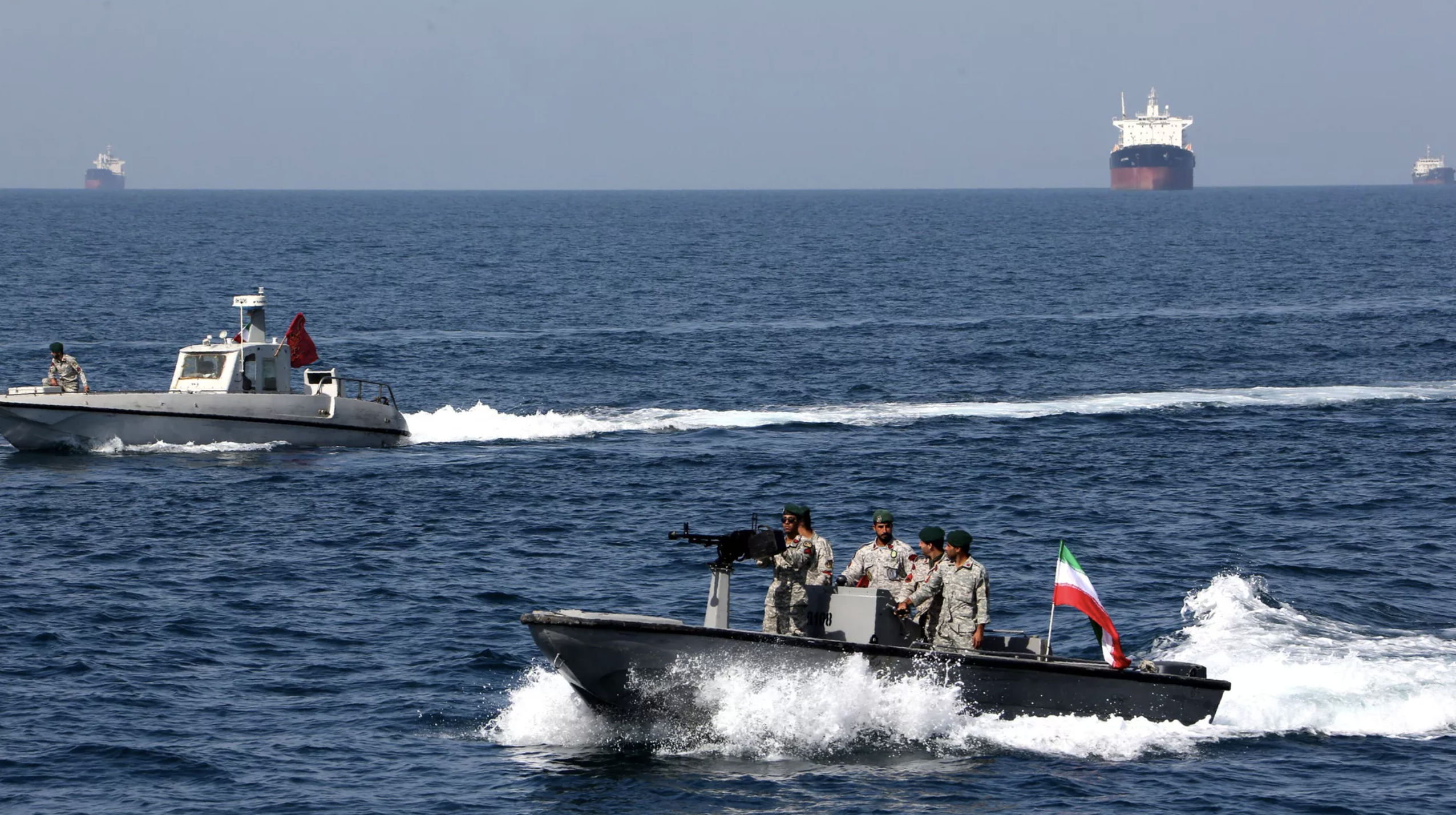 АҚШ Ормуз бұғазының маңында Иранның 16 миналық катерін суға батырды