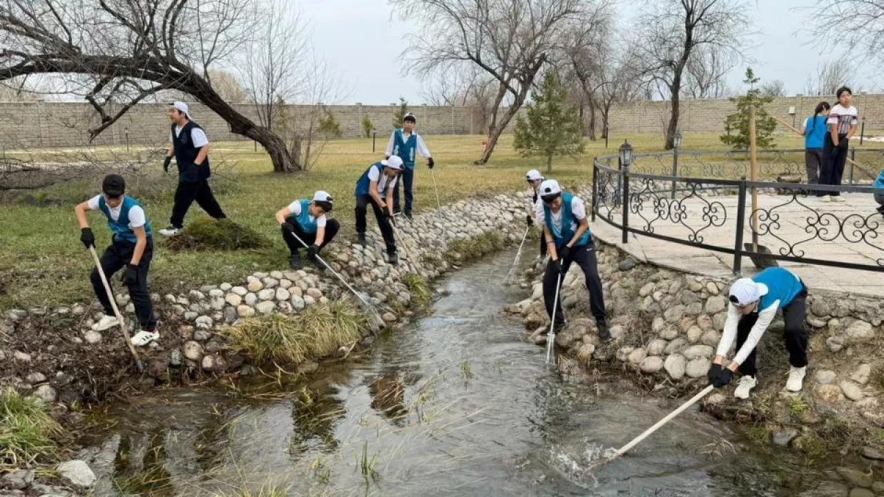 В Казахстане стартовала акция "Мөлдір бұлақ" &mdash; казахстанцы вышли очищать водоемы