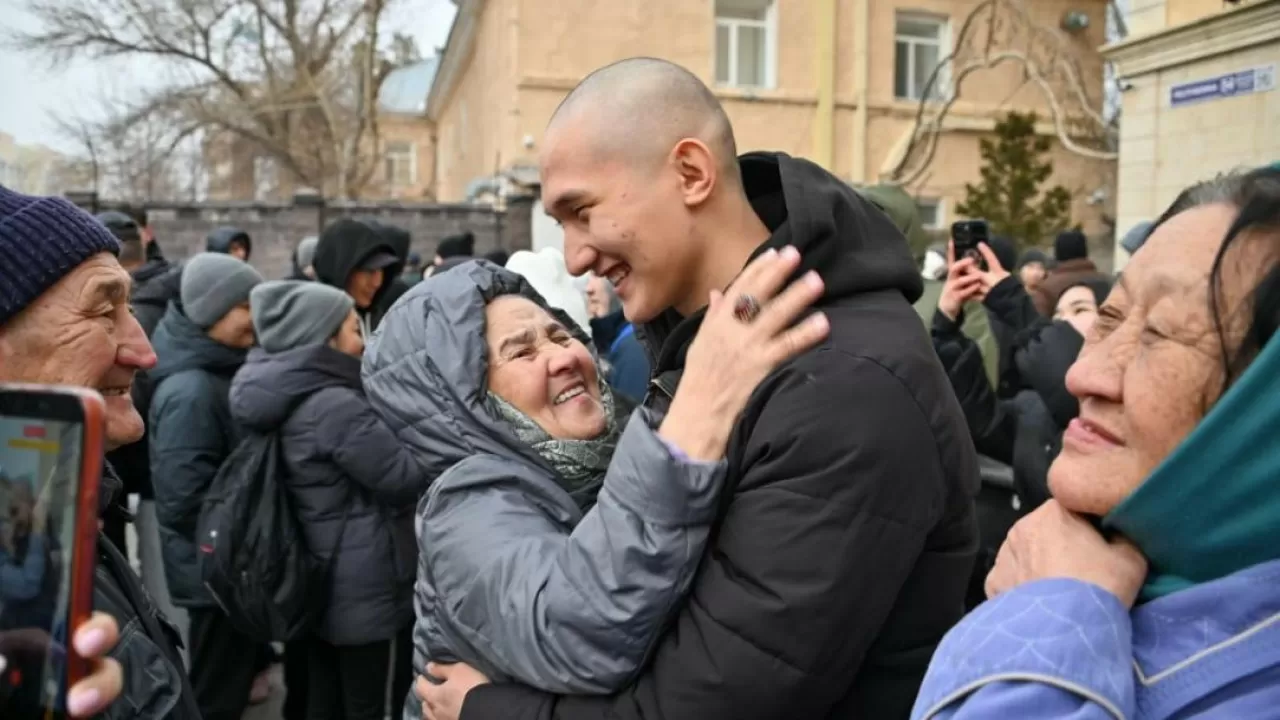 В Астане и регионах проводили первых новобранцев в армию