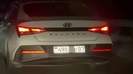 Жамбылда көлігінің мемлекеттік нөмірін қағазбен жапқан жүргізуші ұсталды