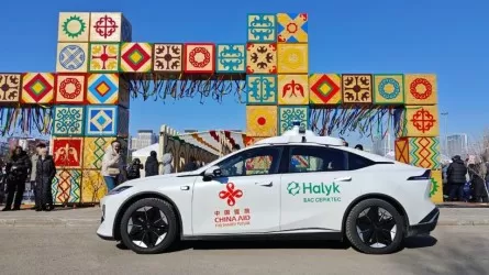 Первый беспилотный автомобиль проехал по праздничной Астане
