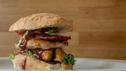 ЕС скрепя сердцем разрешил "вегетарианские" бургеры и сосиски 