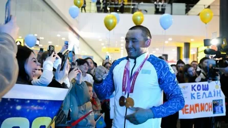 Ербола Хамитова торжественно встретили в аэропорту Астаны