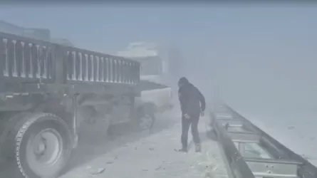 В массовом ДТП на трассе в Казахстане погиб человек 