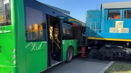 Автобус и поезд столкнулись близ Алматы: есть пострадавшие