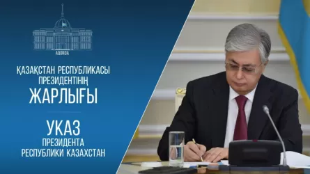 Токаев присвоил высшее звание Героя труда альпинисту  