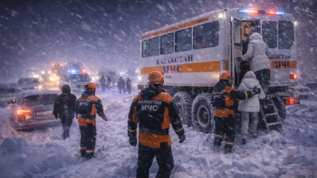 Спасатели вывезли десятки людей из снежного затора 