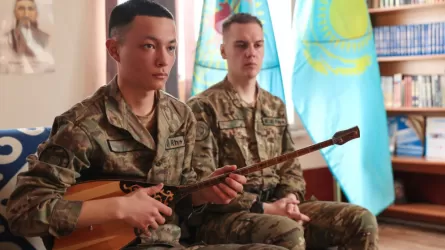 Домбра на службе: гвардеец знает наизусть 100 кюев 