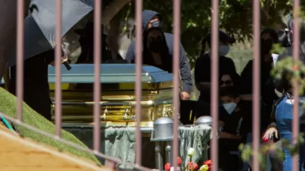 Золотой гроб и венки в форме петухов: как прошли похороны самого разыскиваемого человека в Мексике 