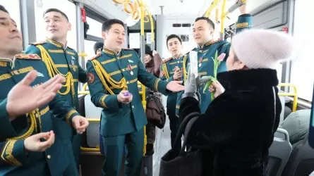 Песни и цветы: мужской хор Нацгвардии поздравил женщин Астаны 