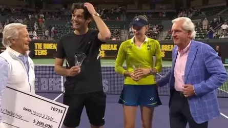 Елена Рыбакина не позволила организатору коснуться ее на награждении в Индиан Уэллсе