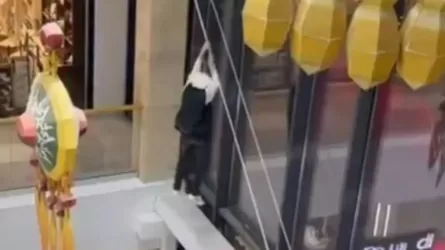 Подросток спрыгнул с высоты в ТРЦ Атырау