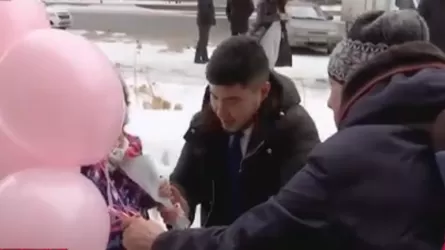 Жительниц Астаны поздравили с наступающим 8 Марта