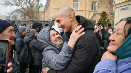 В Астане и регионах проводили первых новобранцев в армию