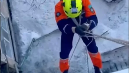 В Щучинске спасли пенсионерку с ребенком, оставшихся в запертой квартире 