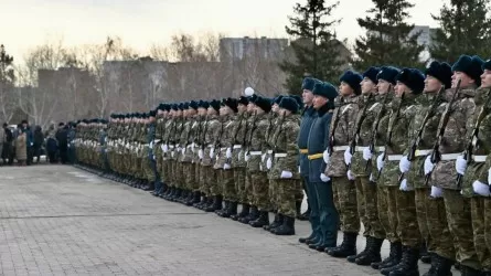 Молодых казахстанцев призывают на срочную службу 