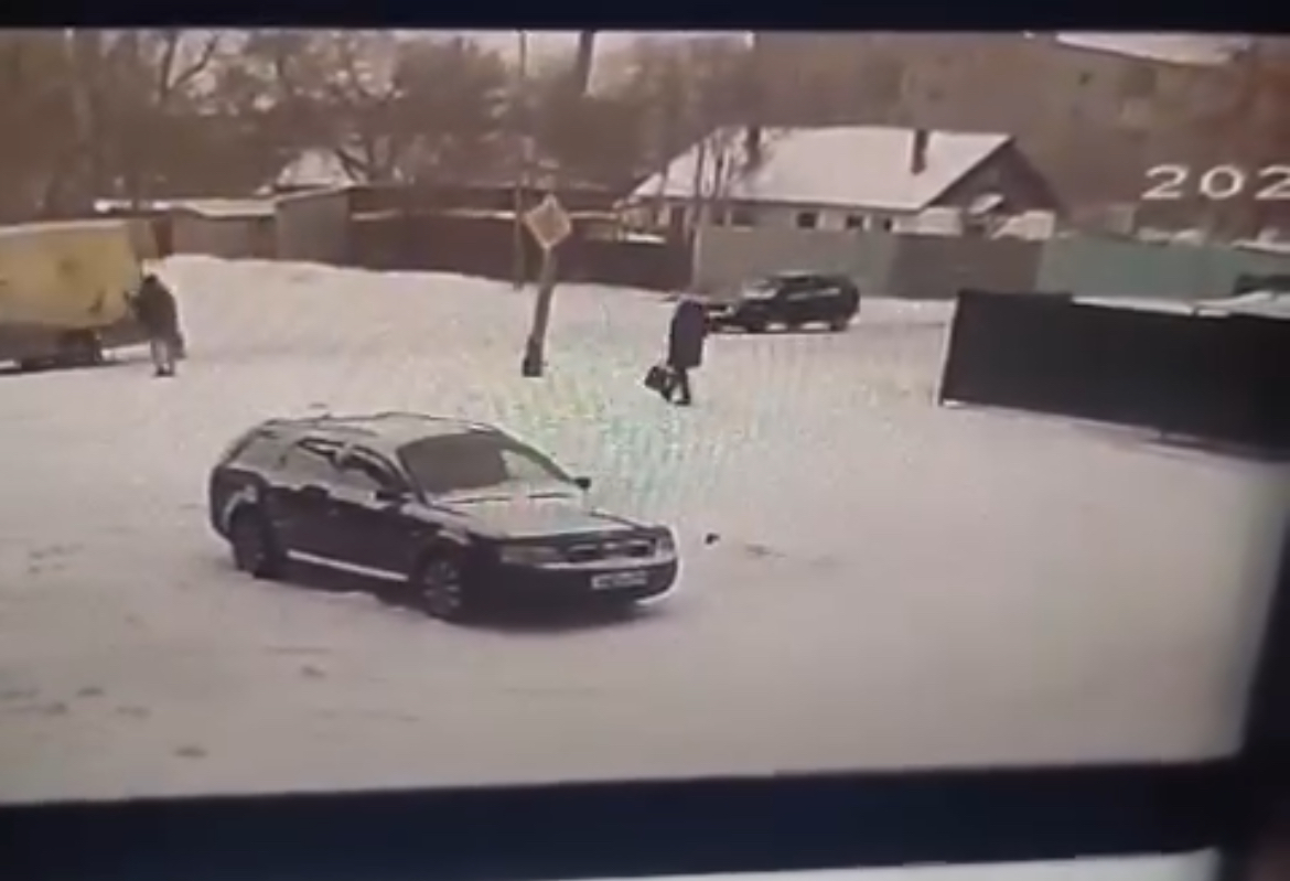 Қарағандыда әйелдің үстіне бағана құлап, көз жұмды