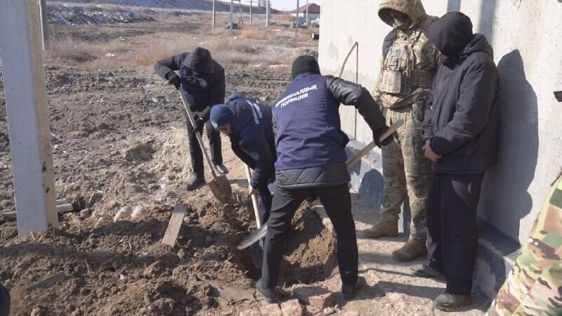 Атыраудағы отбасының өлімі: Күдікті полицияға қылмысты қалай жасағанын көрсетті