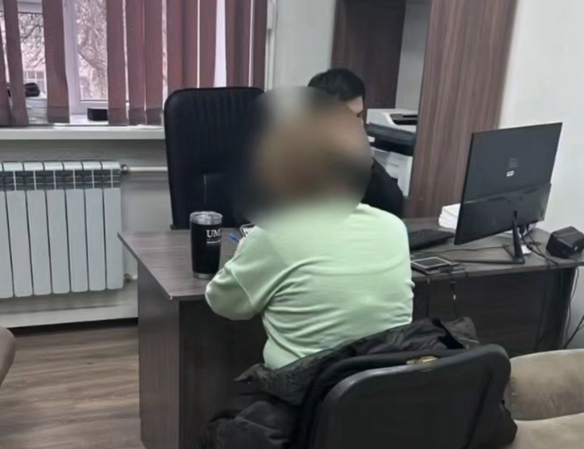 "Бетперде киіп, қарумен қорқытты": Тараздық тұрғын полицияға жалған хабарлама берген