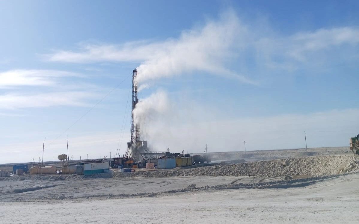 Маңғыстауда Солтүстік-Шығыс Қаратұрын кен орнында газ-су қоспасы атқылап жатыр