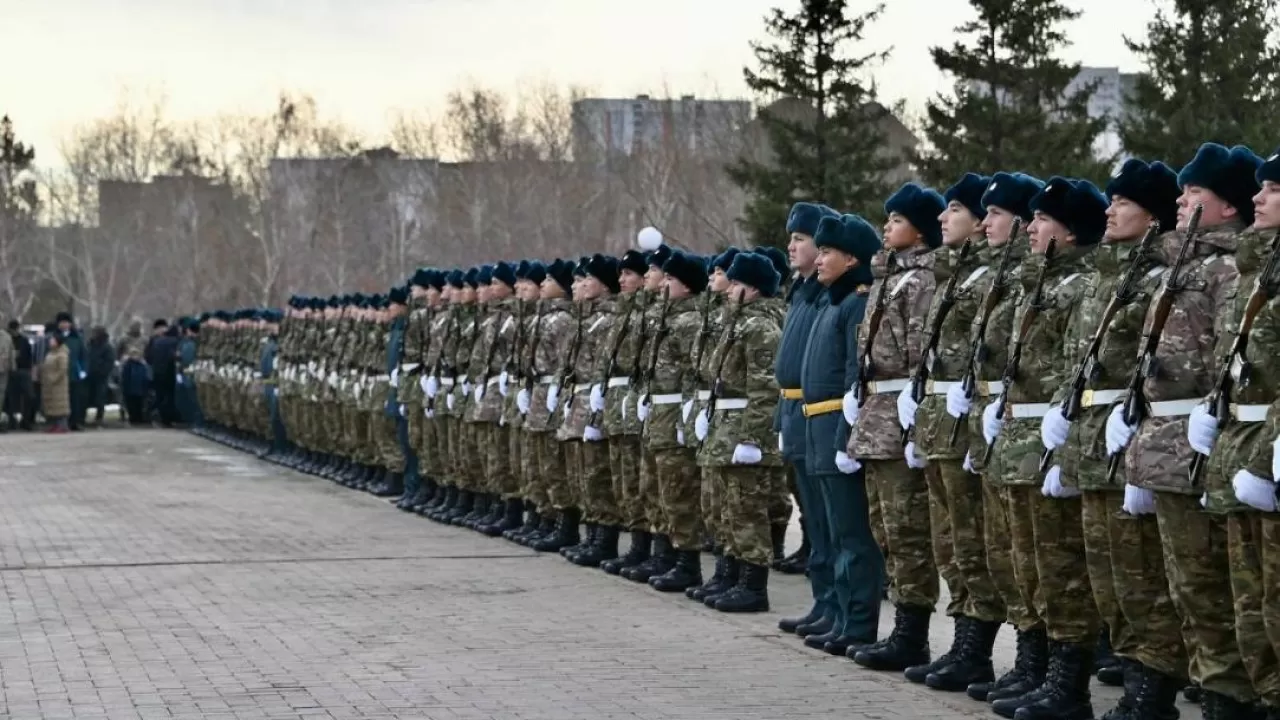 Молодых казахстанцев призывают на срочную службу 