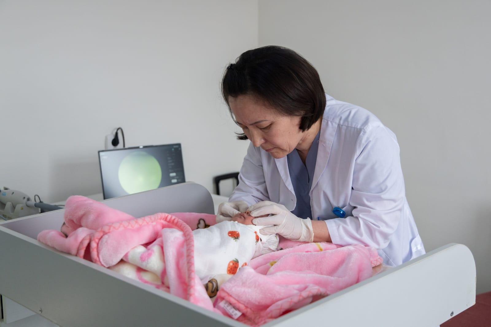 Түркістанда шала туған нәрестелердің көру қабілетін сақтау үшін лазерлік емдеу іске қосылды