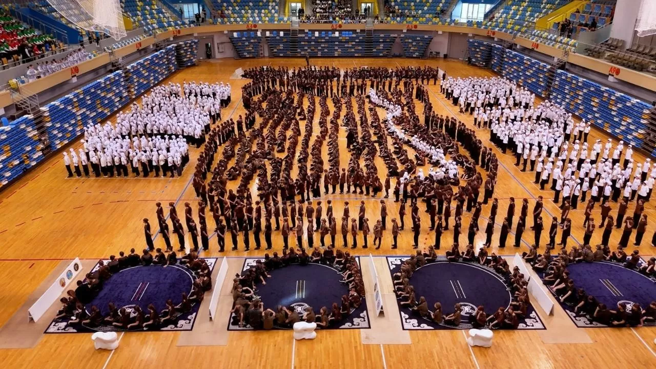 В Астане одновременно 18 тысяч детей сыграли в асык 