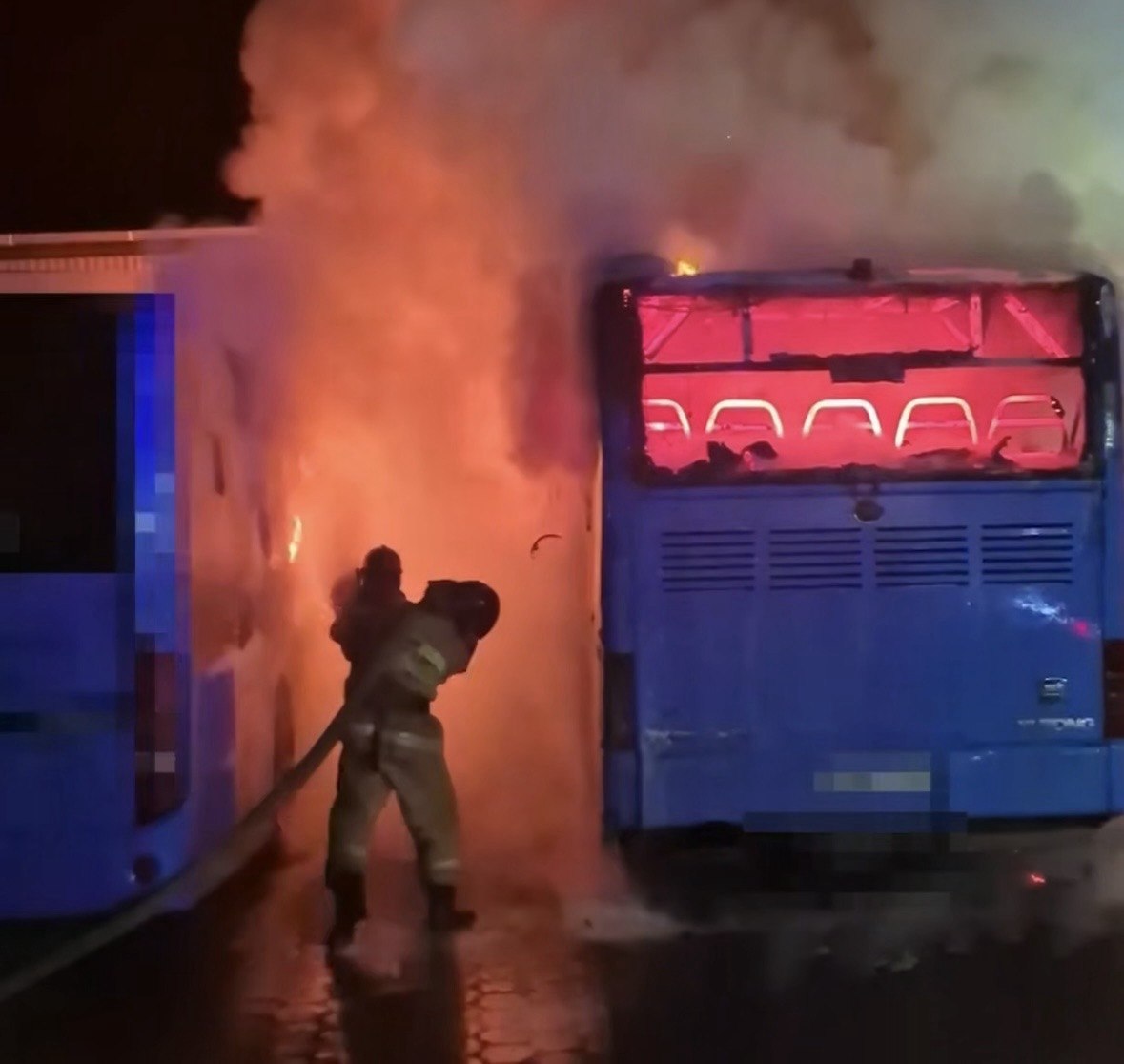 Автопарк отқа оранды: Шахтинскіде өрт сөндірушілер 12 автобусты жанудан аман алып қалды