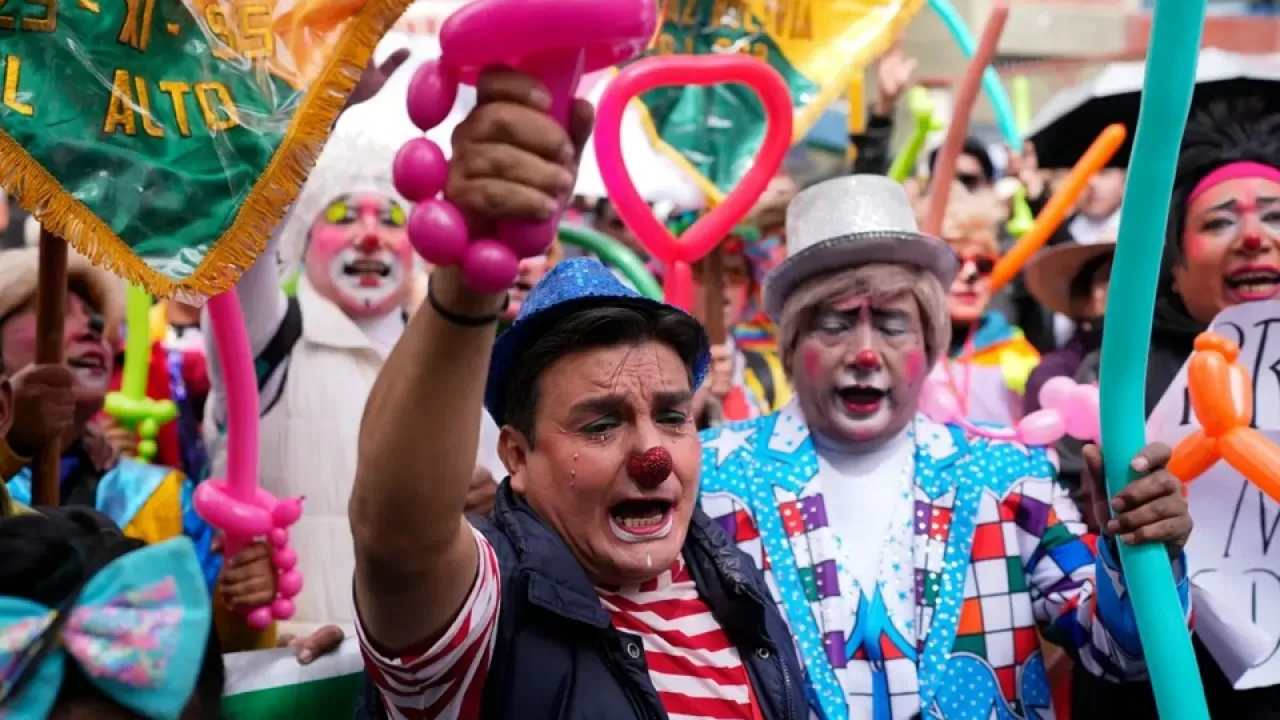 Клоуны вышли на протест в Боливии из-за реформы школьного календаря 