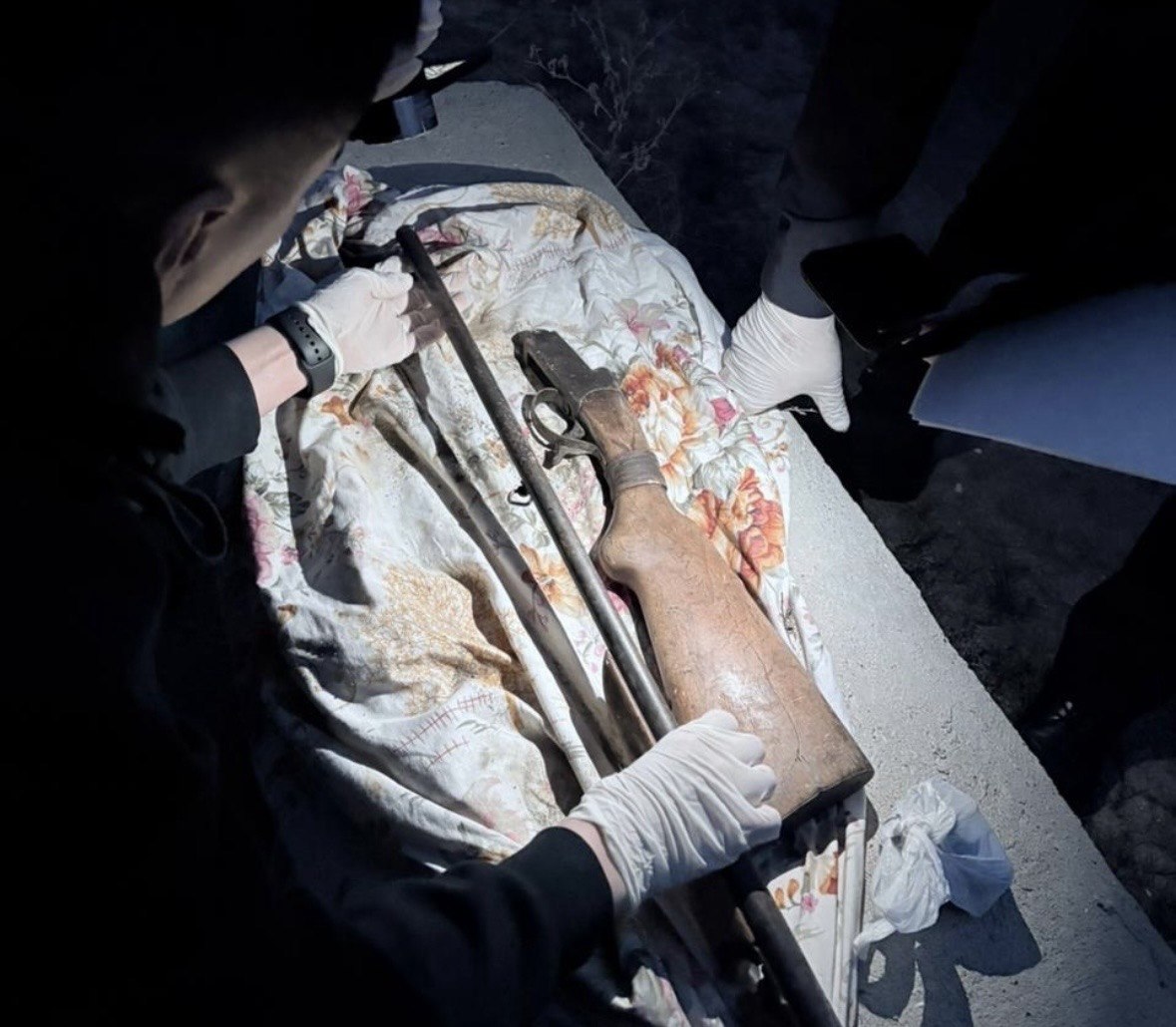 Атырауда зираттан қару мен оқ-дәрілер табылды