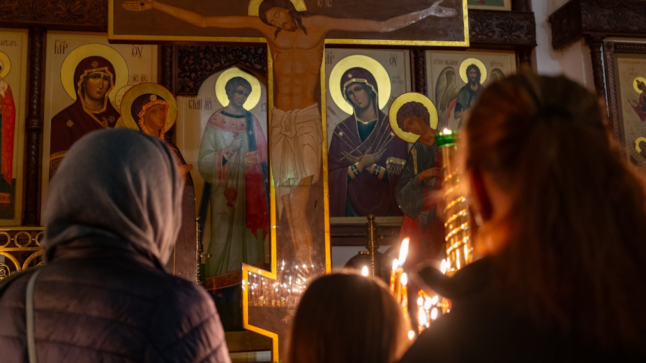 Благодатный огонь привезли в Казахстан специальным авиарейсом