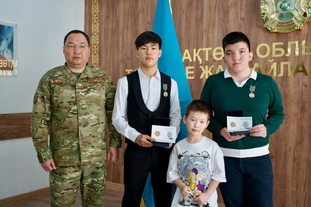 Ақтөбеде құдыққа құлаған балаға көмектескен оқушы марапатталды