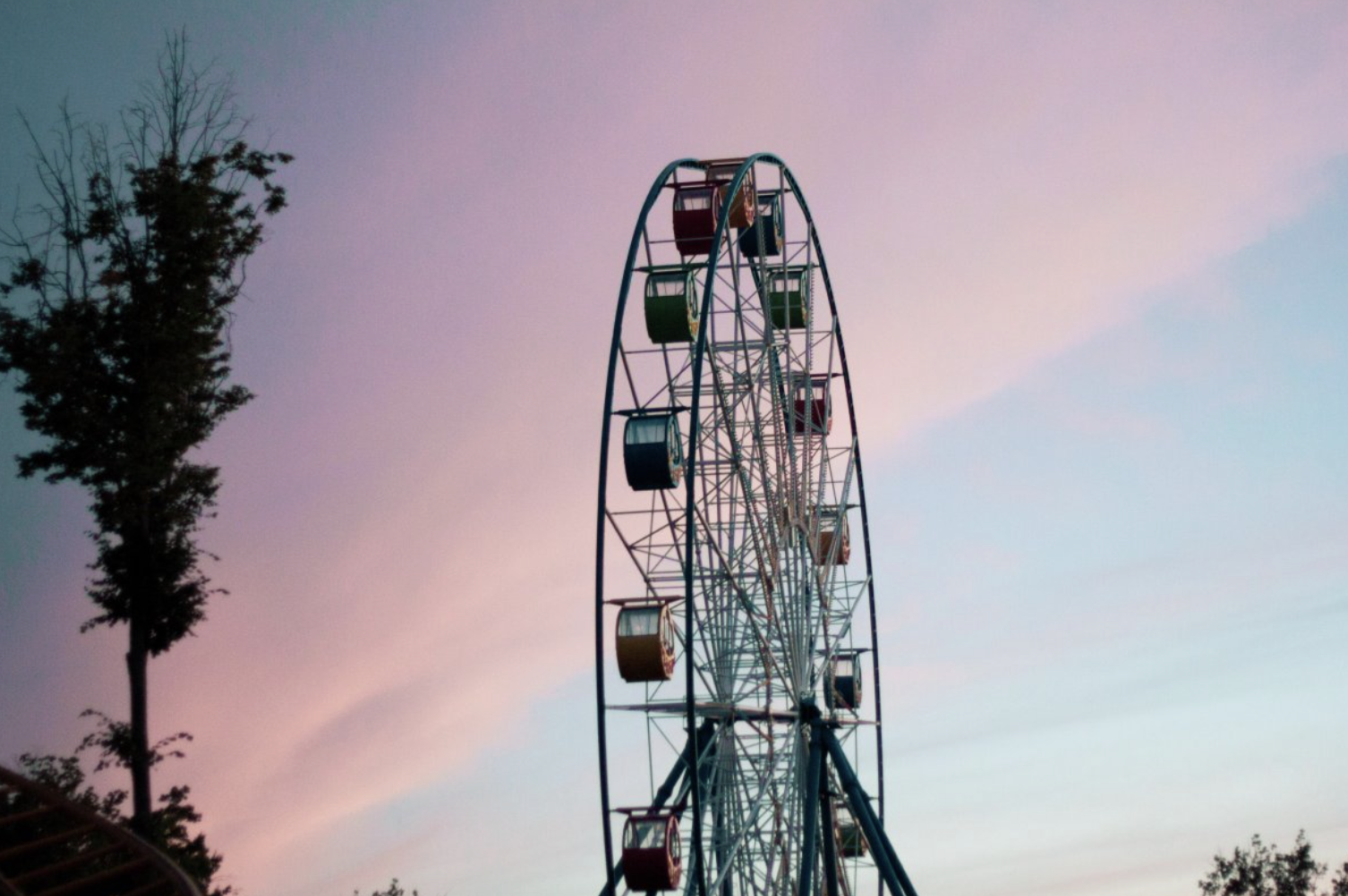 Үндістанда айналмалы шолу дөңгелегі құлап кетті