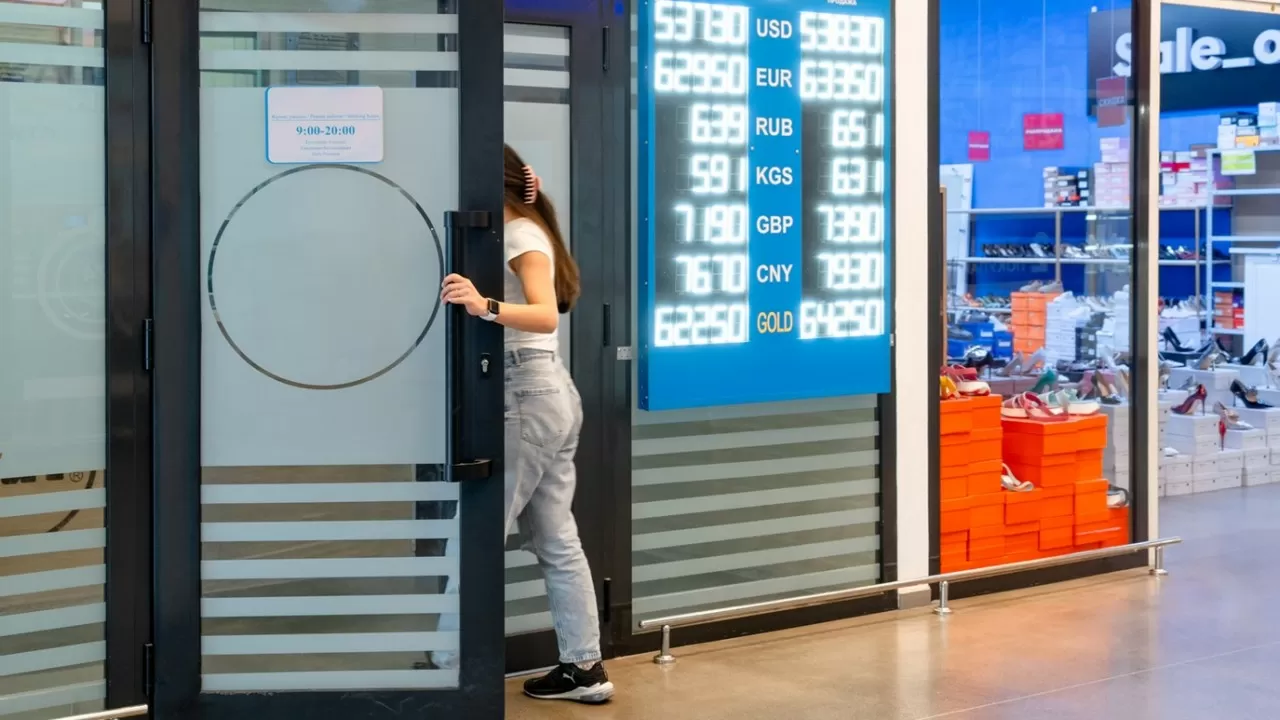 Курс на выходные: где доллар, евро и рубль дешевле 18 апреля 