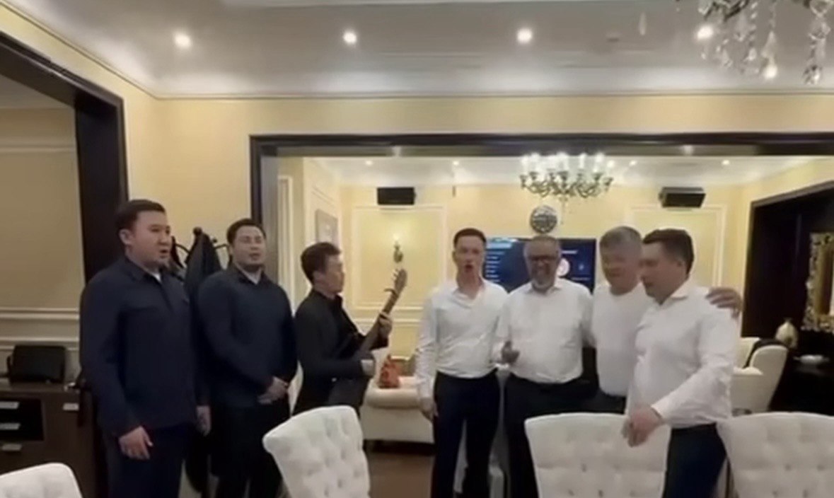 "Жүрсін Ерманның құдасы": Дүниежүзілік денсаулық сақтау ұйымының басшысы қазақша ән шырқады 