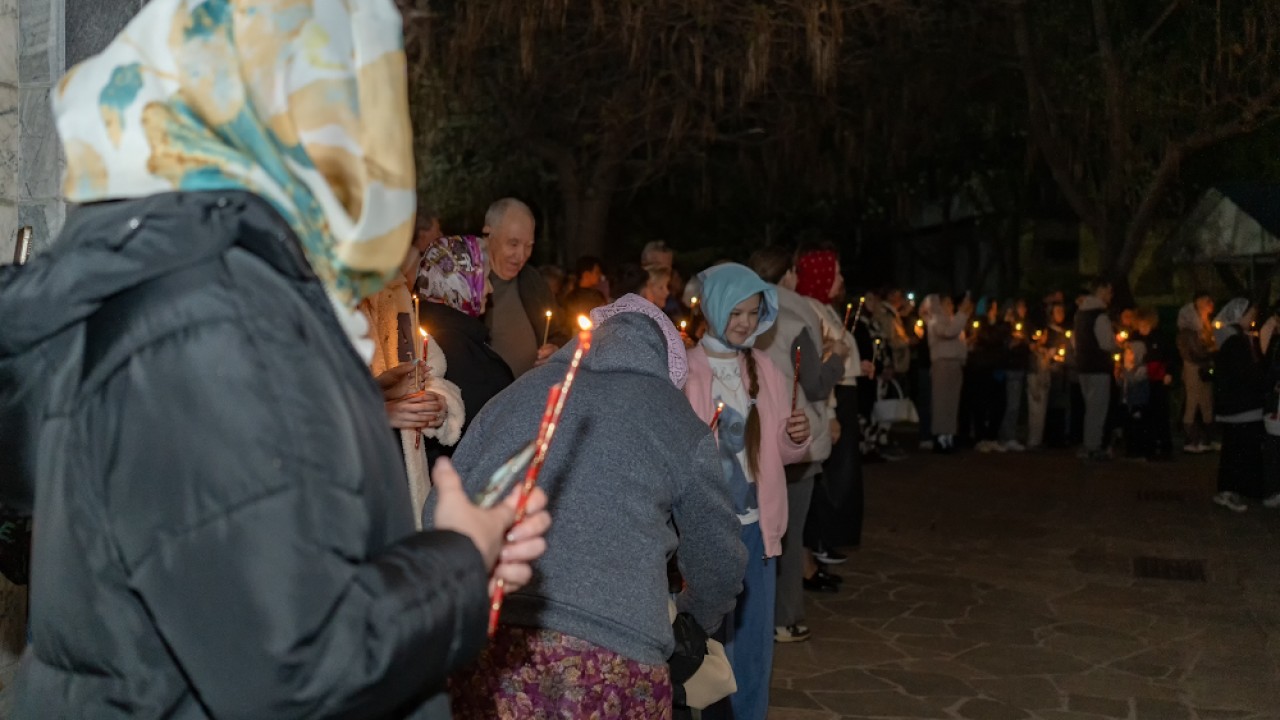 Благодатный огонь привезли в Казахстан специальным авиарейсом