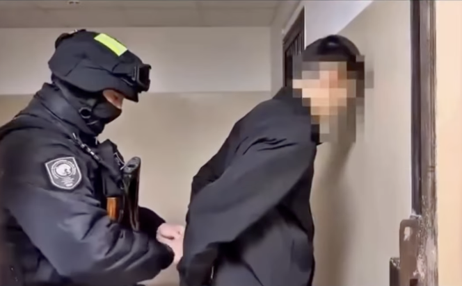 Қостанайлық полицейді ұрған жігіттердің кешірім сұраған видеосы желіде тарады