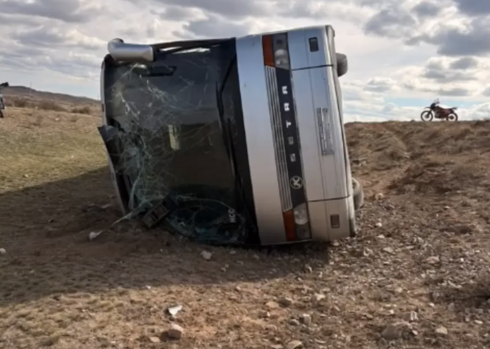 Қарағандыда аударылған автобус: зардап шеккендердің басым бөлігі үйіне жіберілді