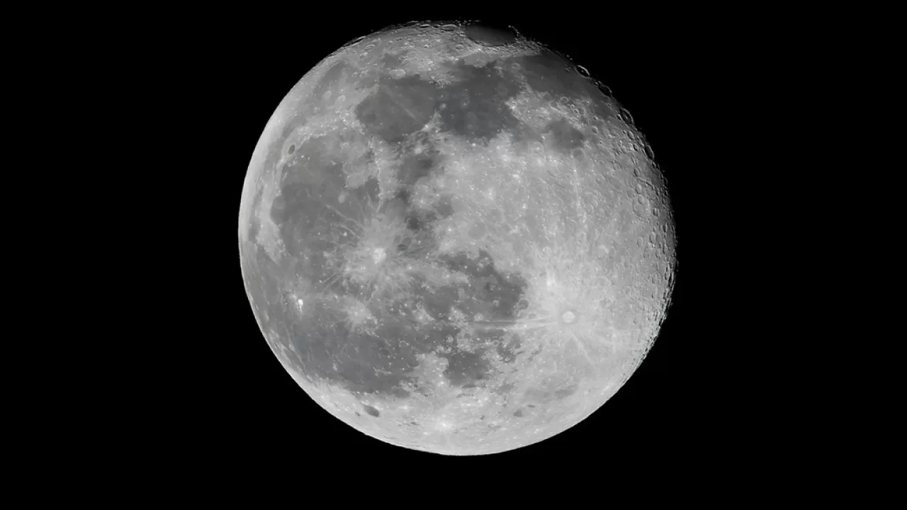 Китайские ученые открыли два новых минерала на Луне 