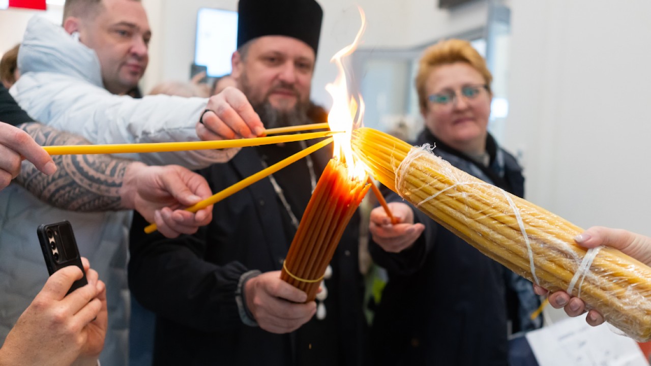 Благодатный огонь привезли в Казахстан специальным авиарейсом
