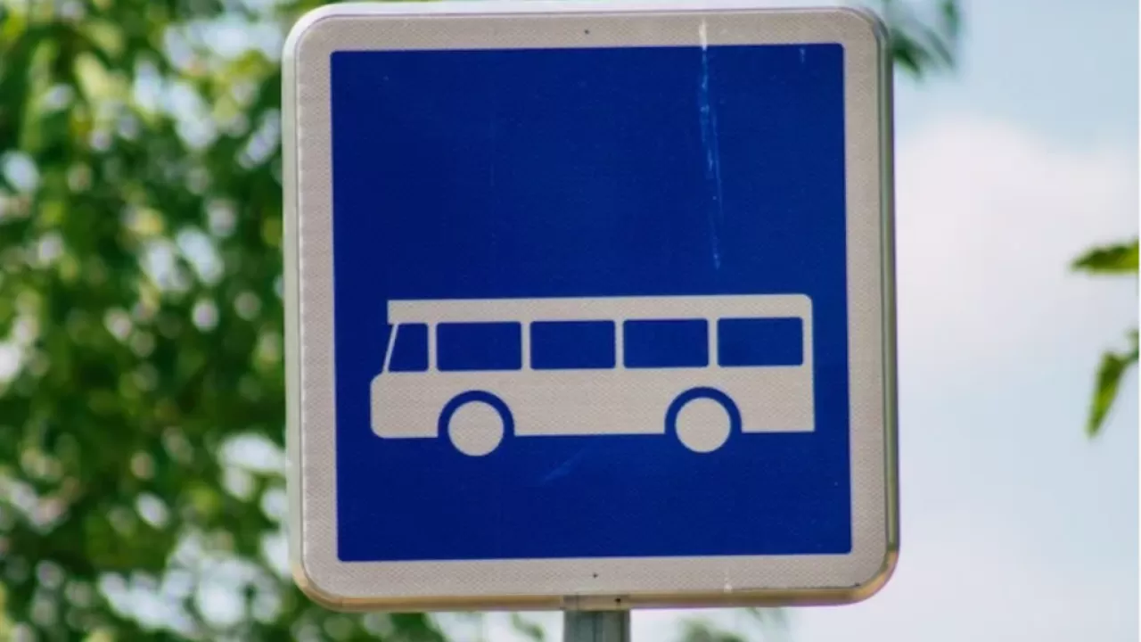 Закрыт проезд к остановке на улице Нажимеденова в Астане